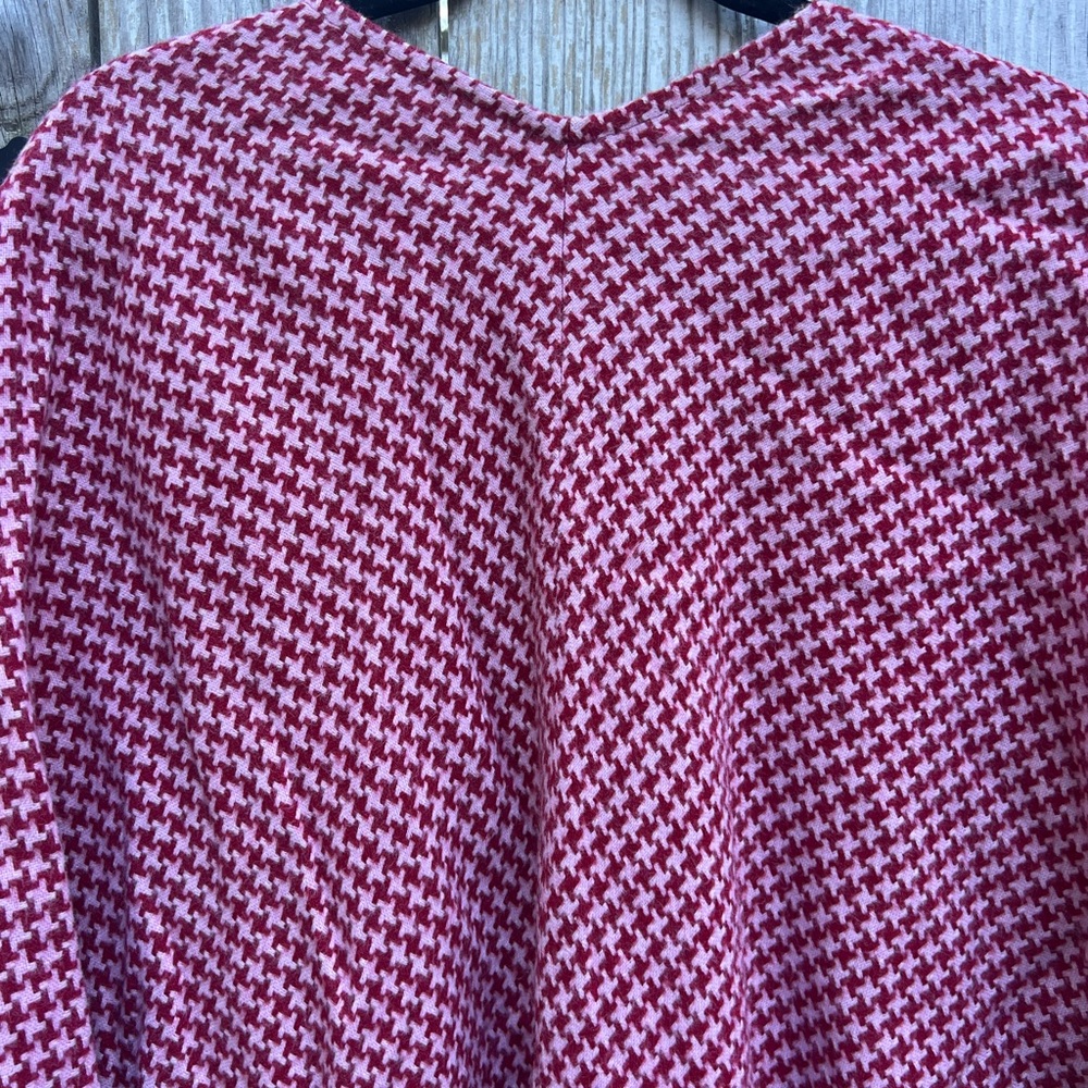 LORD AND TAYLOR Houndstooth Pink and Red Lightweight Fringe Poncho One Size - Picture 10 of 10